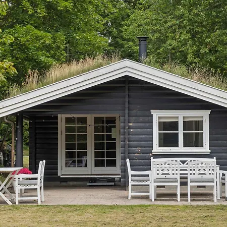 Log House In 150 M To The Semesterbostad Dronningmølle